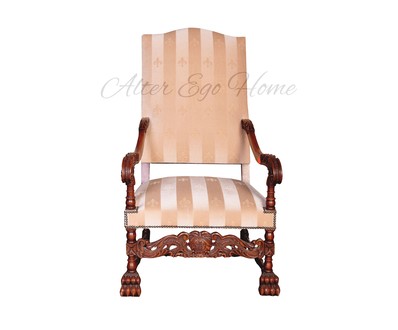 Кресло с обивкой с рисунком из геральдических лилий