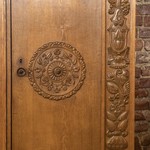 Антикварный книжный шкаф с резными гирляндами и розетками 1910-х гг. 