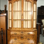 Антикварная горка фактурного ореха 1870-х гг. 