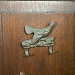 Антикварный навесной шкафчик с накладной резьбой 1840-х гг.
