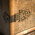Старинный шкаф с трехгранным фасадом