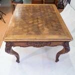 Антикварный стол с резными раковинами