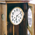 Старинные немецкие часы в дубовом корпусе