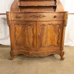 Антикварный сервант с фигурным верхним поликом 1860-х гг. 