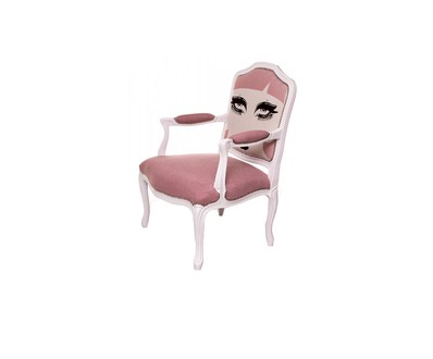 Кресло розовое в стиле поп-арт с обивкой с изображением женского лица