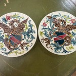 Пара антикварных декоративных тарелок цветной глазури