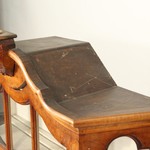 Антикварная настенная витрина со скошенными торцами 1890-х гг. 