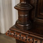 Антикварный английский шкаф с резным фасадом 1680-х гг. 