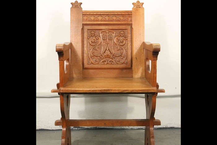 Антикварное дубовое кресло в архаичной стилистике 1920-х гг. 