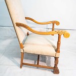Старинное кресло с резной проногой