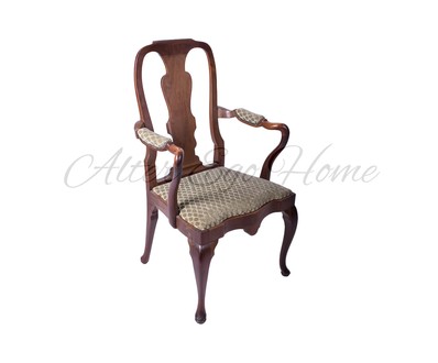 Антикварное кресло с прорезной спинкой