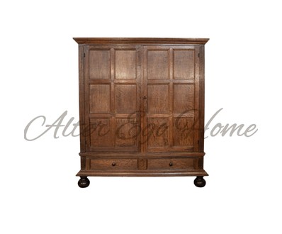 Антикварный дубовый шкаф с филенчатыми дверцами 1730-х гг. 