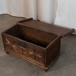 Антикварный сундук с резными филенками 1700-х гг. 