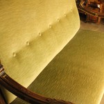 Антикварный диван с резными локотками 1850-х гг. 