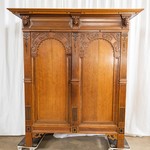 Антикварной шкаф с резными головками 1690-х гг. 