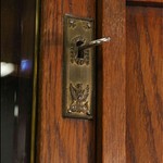 Антикварный буфет с фигурным фасадом 1890-х гг. 