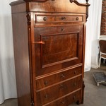 Антикварный секретер с резным навершием 1840-х гг. 