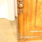 Антикварный ореховый шкаф с открытым ярусом 1870-х гг. 