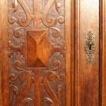 Антикварный дубовый шкаф с балюстрадой 1860-х гг. 