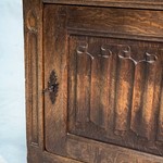 Антикварный книжный шкаф в готическом стиле