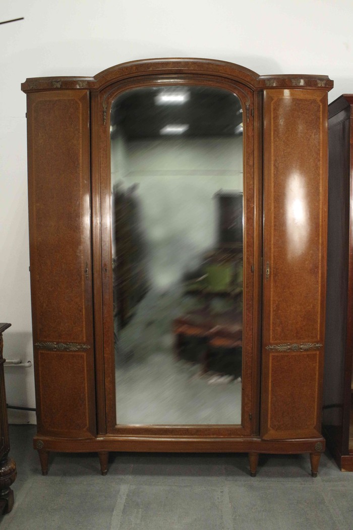 Антикварный платяной шкаф 1870-х гг. 