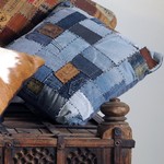 Декоративная подушка из джинсовых лоскутов 