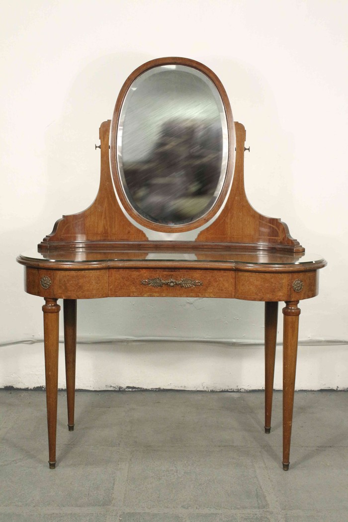 Антикварный туалетный стол 1870-х гг. 