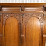 Антикварной шкаф с резными головками 1690-х гг. 