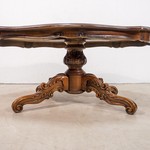Винтажный стол с фигурной линией столешницы