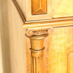 Антикварный ореховый шкаф с открытым ярусом 1870-х гг. 