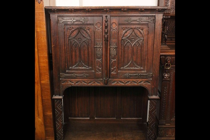 Антикварный поставец в неоготическом стиле 1910-х гг. 