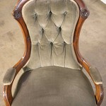 Антикварное английское кресло со спинкой капитоне