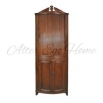 Антикварный угловой шкаф с разомкнутым фронтоном 1760-х гг.