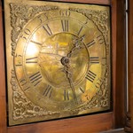 Антикварные напольные часы из массива дуба с латунным циферблатом 1810-х гг.
