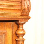 Антикварный буфет с резьбой растительного характера 1870-х гг. 