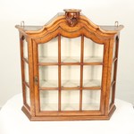 Антикварная настенная витрина со скошенными торцами 1890-х гг. 
