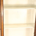 Антикварная витрина на изящных ножках-кабриоль 1890-х гг. 