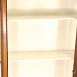 Антикварная витрина на изящных ножках-кабриоль 1890-х гг. 