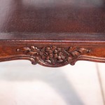 Старинный кофейный столик с изогнутыми деталями