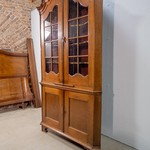 Антикварный угловой шкаф с фигурным навершием