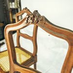 Пара стульев в классическом стиле с сиденьем из ротанга