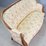 Антикварный диван с мягкой обивкой 1860-х гг.