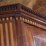 Антикварный угловой шкаф с отделкой из пламенеющей  махагони 1760-х гг.