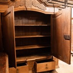 Антикварный свадебный шкаф светлого дуба 1780-х гг. 