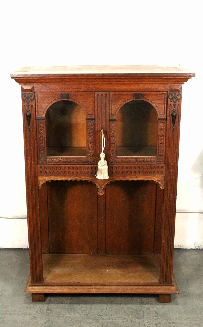 Антикварная витрина с арочным остеклением 1870-х гг. 