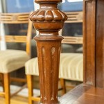 Антикварный буфет с фигурной расстекловкой и декоративными венками 1870-х гг. 