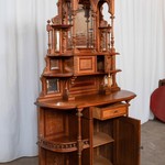 Антикварный сервант светлого дуба с ярусным навершием 1870-х гг. 