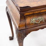 Антикварный чайный столик из орехового капа в стиле неорококо 1870-х гг.