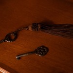 Антикварный шкаф в стиле неоклассицизм с разомкнутым фронтоном 1960-х гг. 