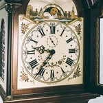 Антикварные напольные часы с маркетри и атлантами